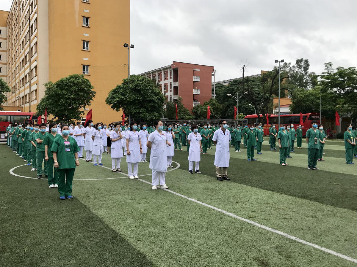 Sáng ngày 15/5, Hơn 200 cán bộ, y bác sĩ, tình nguyện viên y tế có trình độ chuyên môn vững vàng và dày dạn kinh nghiệm trong công tác thu dung, lấy mẫu, xét nghiệm dịch Covid-19 lên đường chi viện cho tỉnh bạn