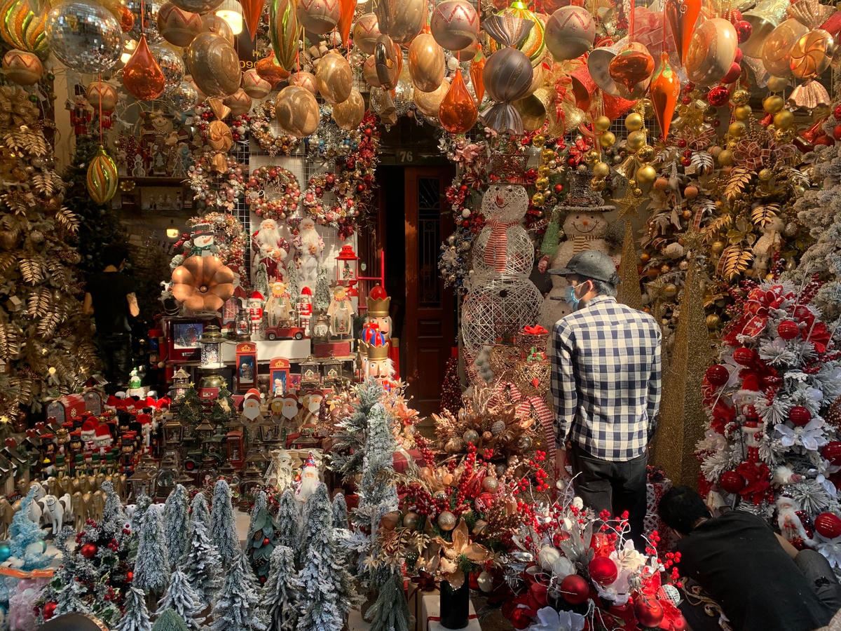 Những món đồ trang trí nhà cửa dịp Noel được thiết kế cầu kỳ và bắt mắt. Có những món đồ với giá cả hợp lý, từ vài chục nghìn đồng. Cũng không ít những món trang trí có giá cả lên tới hơn chục triệu đồng.