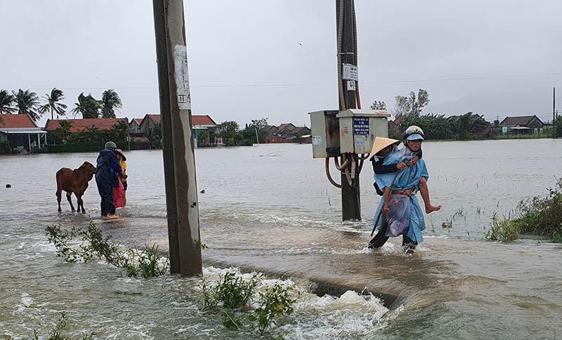 Người dân huyện Tây Hòa, Phú Yên sơ tán khỏi vùng lũ