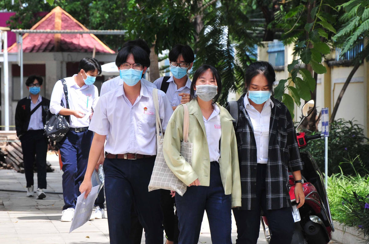 Các thí sinh, phấn khởi đã hoàn thành môn thi đầu tiên vào sáng nay. 