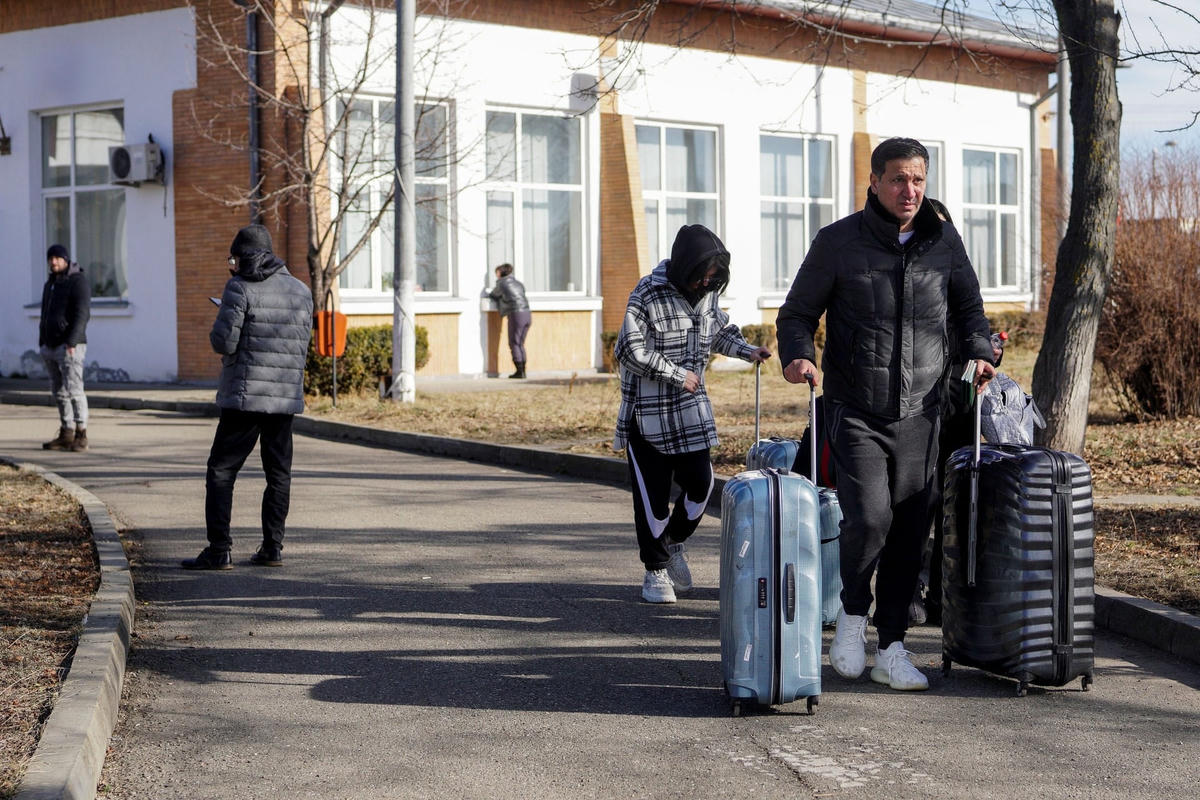 Những người từ Ukraine sang Romania tại hải quan Siret ở Suceava. Ảnh: Inquam Photos / Reuters.
