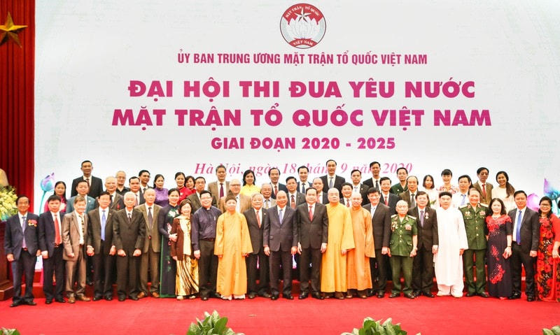 Thủ tướng Nguyễn Xuân Phúc, Chủ tịch UBTƯ MTTQ Việt Nam Trần Thanh Mẫn chụp ảnh lưu niệm cùng các đại biểu dự Đại hội Thi đua yêu nước Mặt trận Tổ quốc Việt Nam giai đoạn 2020-2025, ngày 18/9/2020.
