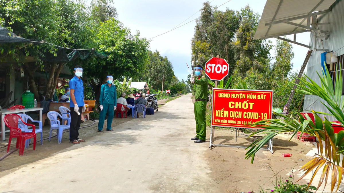 Áp dụng chỉ thị mới nhưng Kiên Giang vẫn giữ các chốt kiểm soát liên tỉnh, liên huyện, thành phố kiểm soát dịch bệnh. 