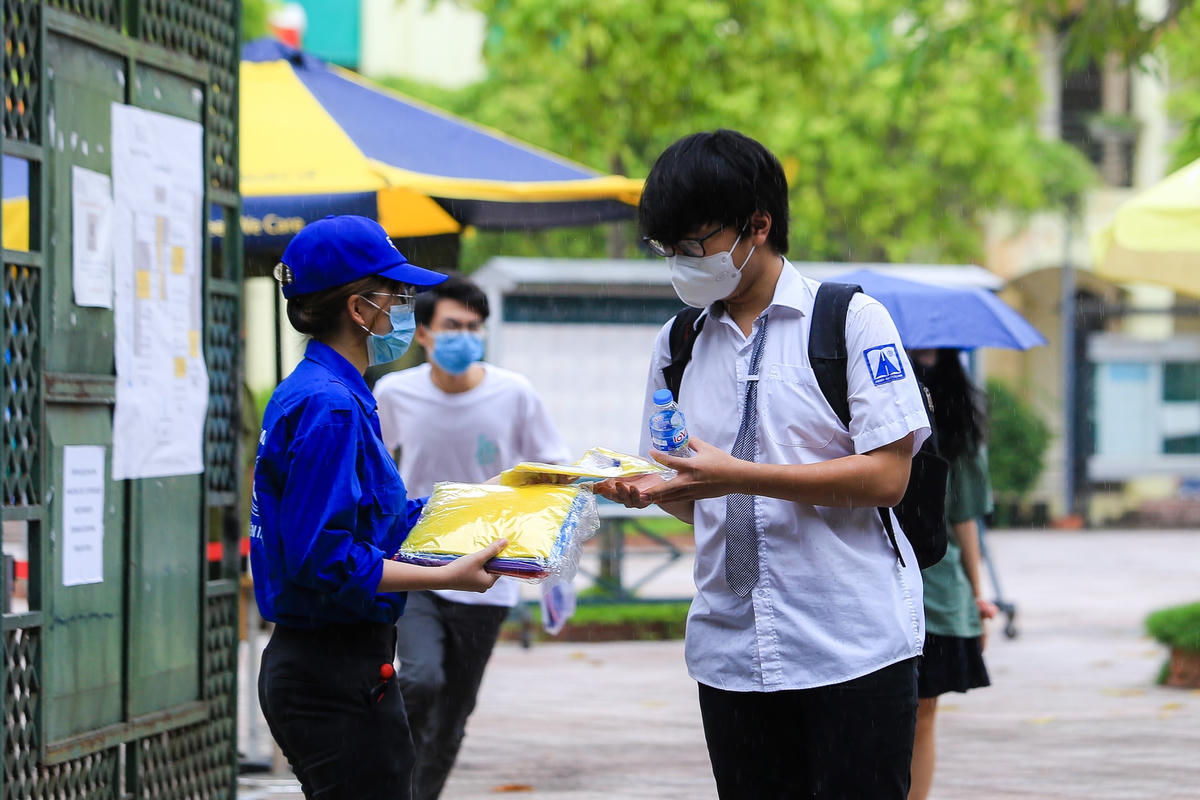 Tình nguyện viên hỗ trợ thí sinh tại Kỳ thi tốt nghiệp THPT năm 2021