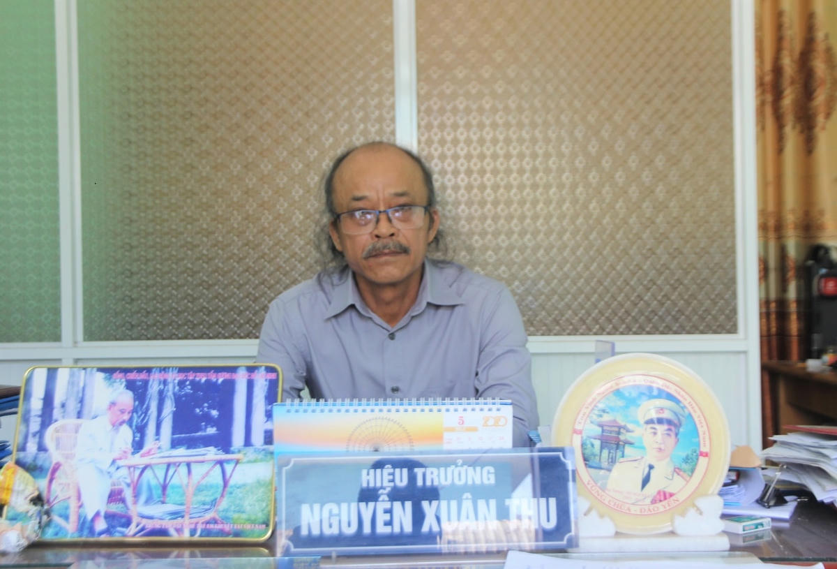 Thầy Nguyễn Xuân Thu trình bày lý do xếp loại nhiệm vụ cho cô Hòa.