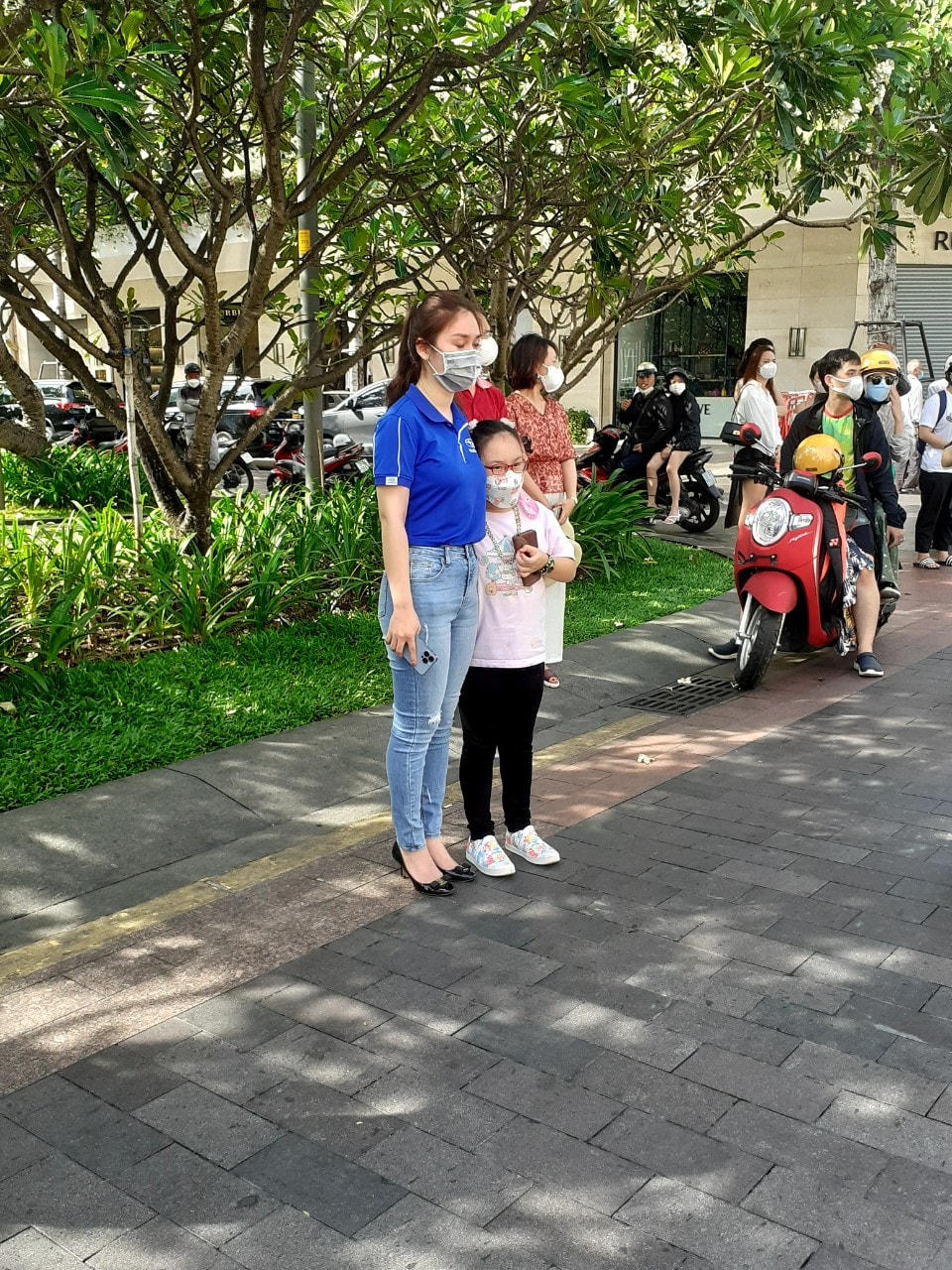 Người dân chào ông Lê Hòa Bình lần cuối.