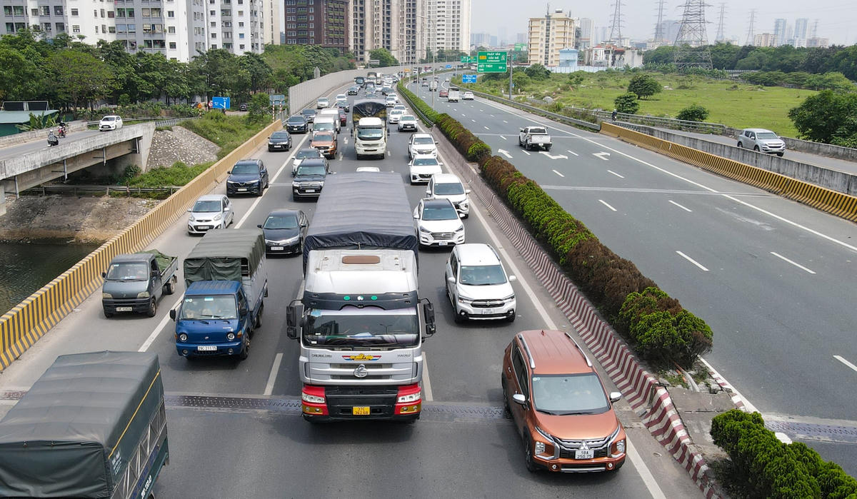Trung tá Nguyễn Anh Tuấn, Đội Phó đội CSGT số 14 Công an TP Hà Nội cho biết: “Từ sáng sớm, lượng phương tiện đổ về cao tốc Pháp Vân – Cầu Giẽ không ngớt. Chúng tôi huy động toàn bộ lực lượng, túc trực 24/24 để phân luồng, điều tiết giao thông trên địa bàn”.