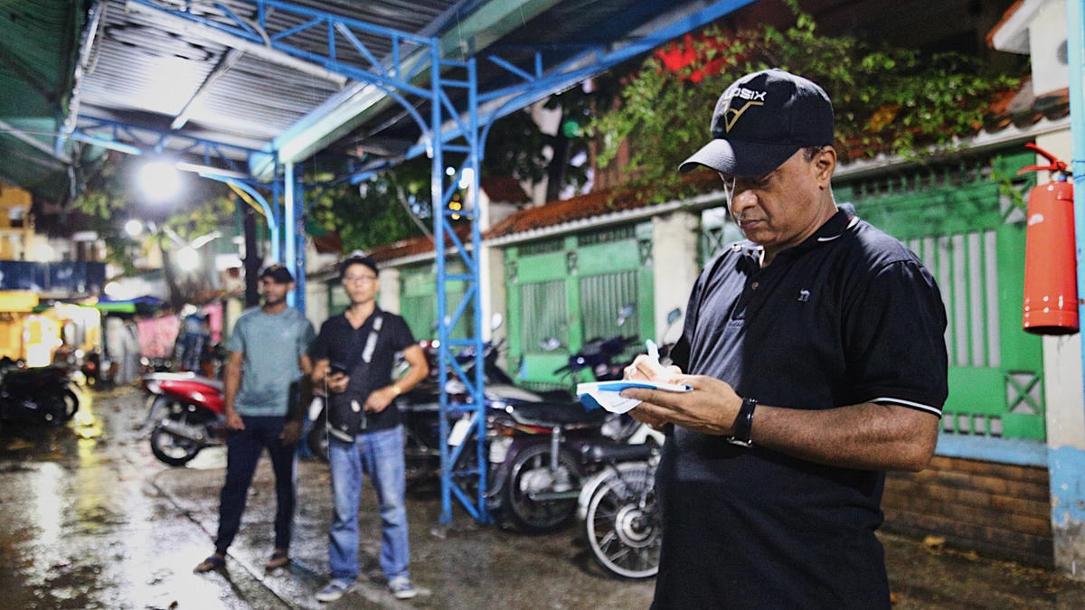 Cũng theo anh Ashok Kumar, quốc tịch Ấn Độ, cho biết, anh phải rời khỏi nhà trọ của mình vì đã hết tiền, thẻ ngân hàng thì không sử dụng được nên tôi trở thành người vô gia cư.