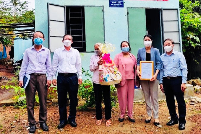 Ông Trần Ngọc Thanh, Chủ tịch Ủy ban MTTQ Việt Nam tỉnh Khánh Hòa, trao quà và bàn giao nhà Đại đoàn kết cho hộ nghèo tại huyện Khánh Vĩnh.  