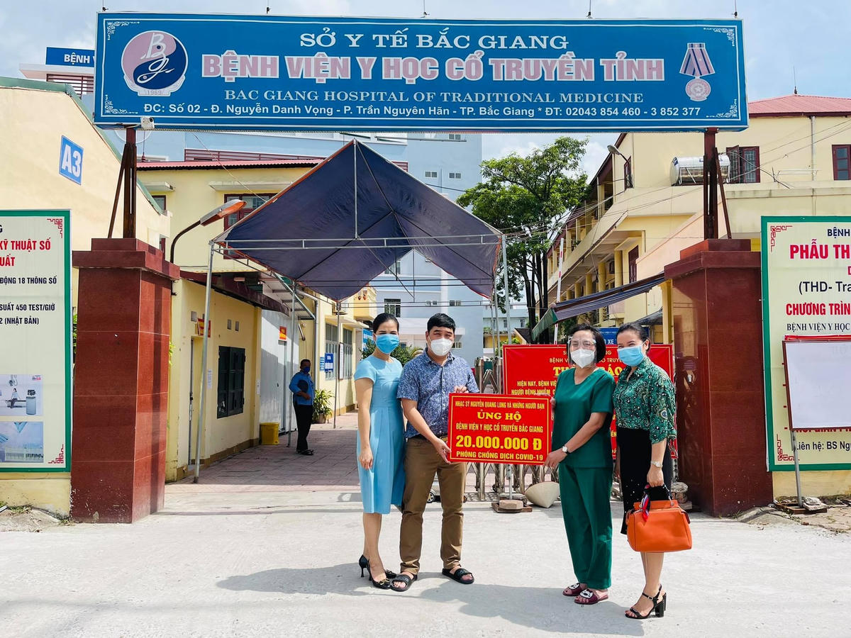 Đại diện nhóm văn nghệ sĩ trao tiền ủng hộ Bệnh viện Y học Cổ truyền Bắc Giang.