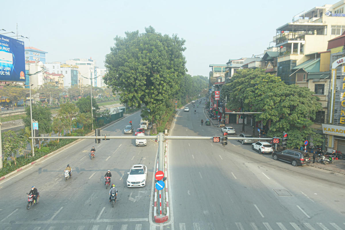 Số ca mắc Covid-19 tại Hà Nội liên tiếp lập kỷ lục, 15.114 ca vào ngày hôm qua (2/3). Vì vậy, những ngày này nhiều người mắc Covid-19 phải cách ly, điều trị… Theo đó đường phố khá vắng vẻ.