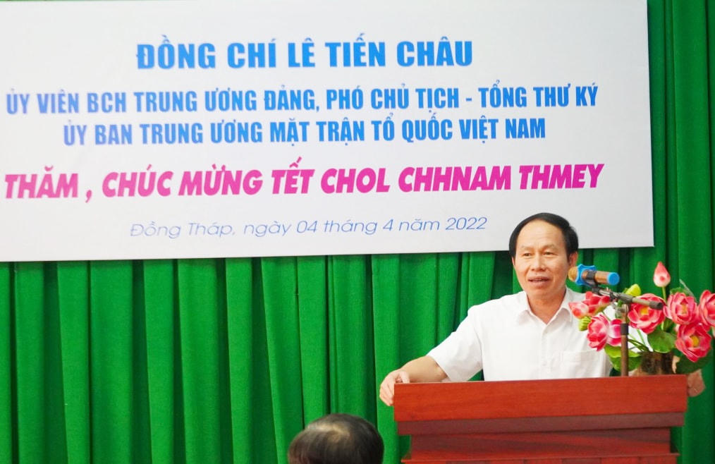 Phó Chủ tịch - Tổng Thư ký Lê Tiến Châu phát biểu chúc mừng Tết Chol Chnam Thmay tại buổi gặp mặt. 