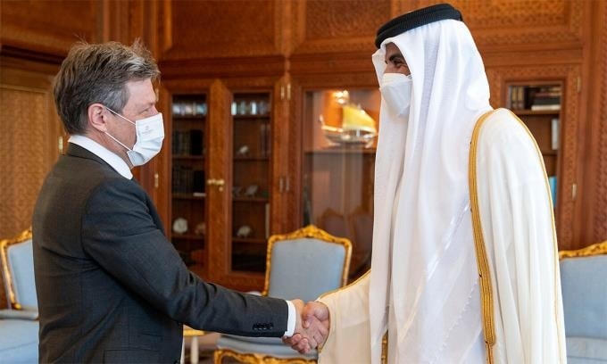 Bộ trưởng Kinh tế Đức Robert Habeck (trái) và Tiểu vương Qatar Sheikh Tamim bin Hamad al-Thani bắt tay nhau trong buổi gặp mặt hôm 20/3. Ảnh: The Guardian.