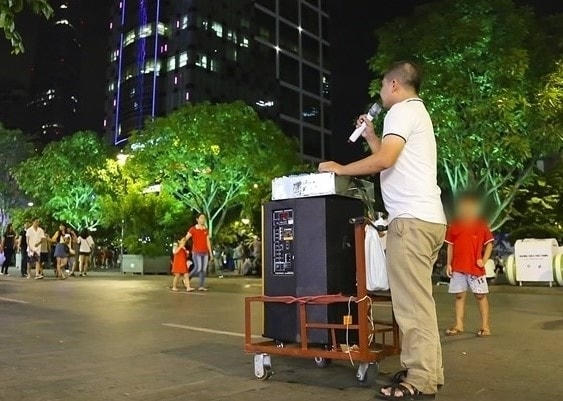 Vấn nạn ô nhiễm tiếng ồn từ loa kẹo kéo. Ảnh minh họa/phunumoi.net.vn.