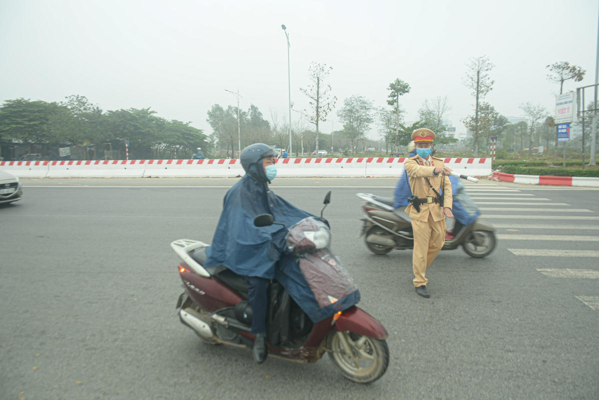 Từ ngày 1/3, CSGT Hà Nội tiến hành xử lý vi phạm giao thông bằng hình thức trực tuyến qua mạng. Việc này, giúp người dân không phải đi làm thủ tục mất 4 lần như hiện nay, thay vào đó người dân sẽ ở nhà nộp phạt qua mạng.