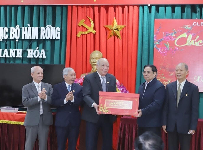 Dịp này, Thủ tướng Chính phủ có món quà lưu niệm gửi tặng CLB Hàm Rồng.