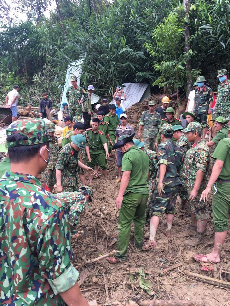 Việc tìm kiếm nạn nhân vẫn đang tiếp tục khẩn trương.