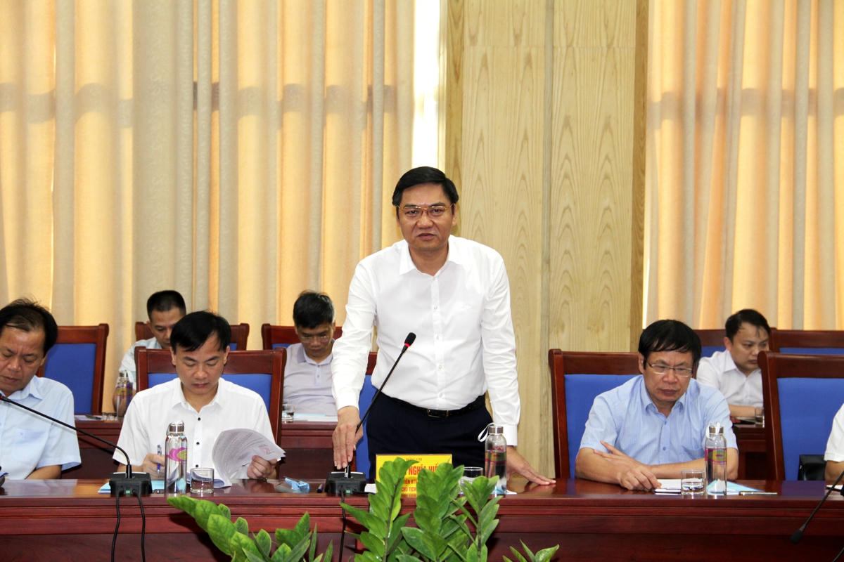Ông Hoàng Nghĩa Hiếu, Phó Chủ tịch UBND tỉnh Nghệ An báo cáo công tác thực hiện chính sách pháp luật về bảo vệ môi trường gắn với biến đổi khí hậu.