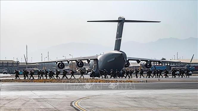 Binh sĩ Mỹ tới sân bay quốc tế Hamid Karzai ở Kabul, Afghanistan để tiến hành công tác sơ tán các nhân viên ngoại giao, công dân Mỹ và đối tác Afghanstan, ngày 20/8/2021. Ảnh: Reuters/TTXVN