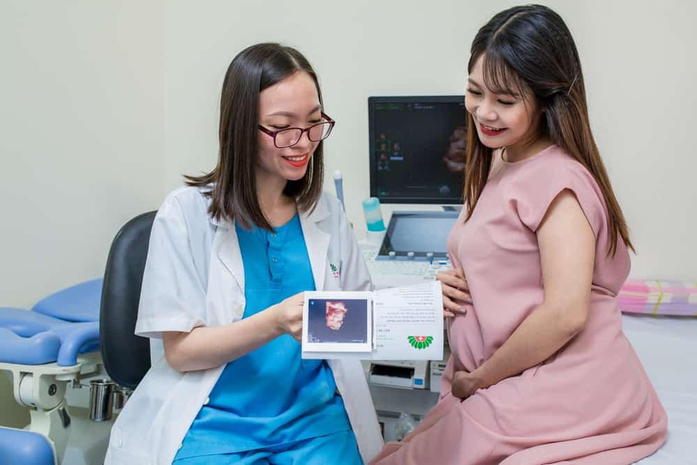 Bác sĩ tư vấn sức khỏe cho “mẹ bầu”.