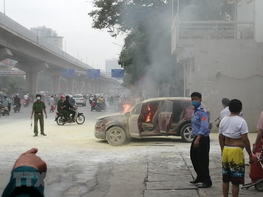 Vụ cháy xảy ra tại cây xăng tại số 437 Nguyễn Trãi, Thanh Xuân, Hà Nội. (Ảnh: TTXVN phát).