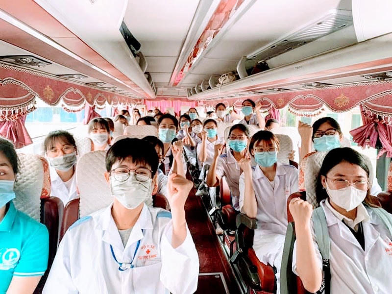 Trước đó thầy, cô; sinh viên trường ĐH Y dược Hải Phòng lên đường hỗ trợ tỉnh Bắc Giang phòng, chống dich.