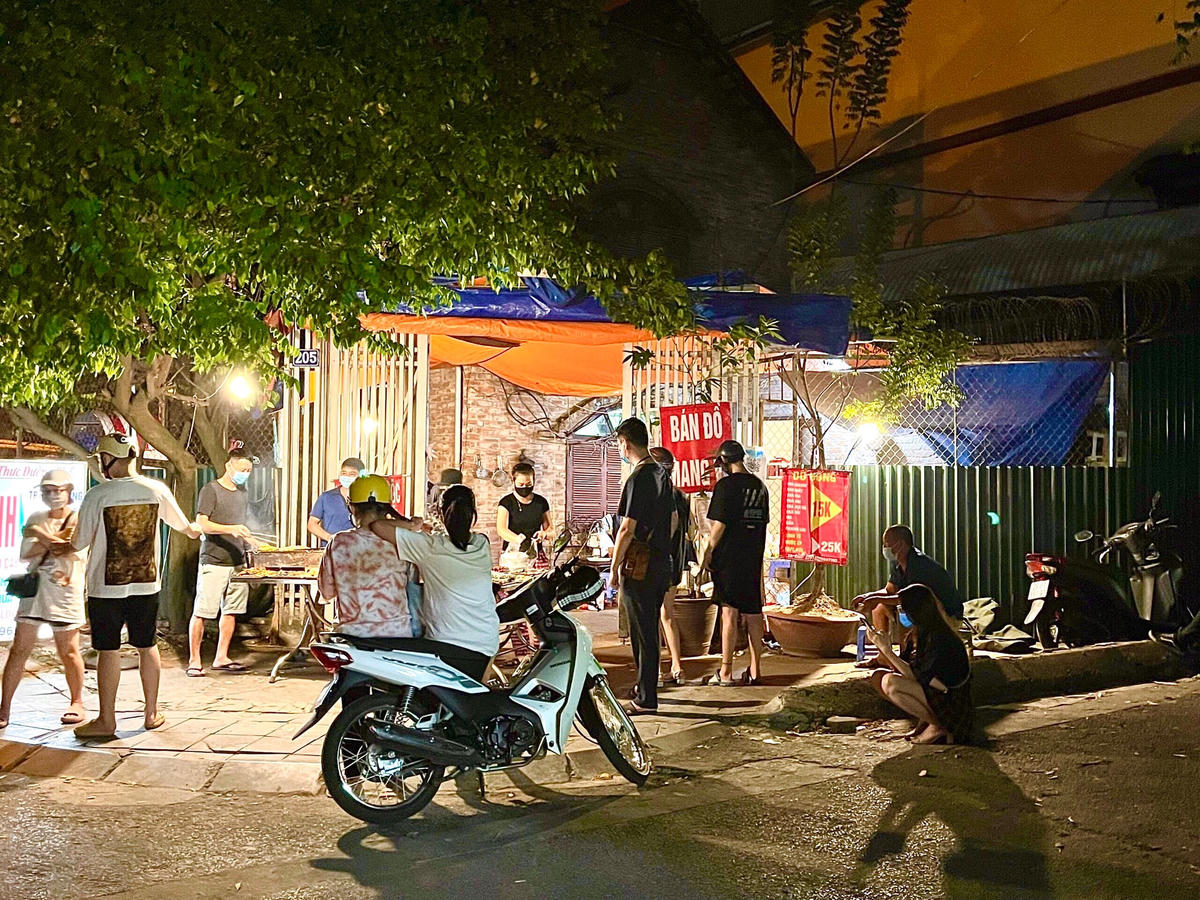 Hà Nội: Phố vẫn nhộn nhịp về đêm như chưa hề có dịch
