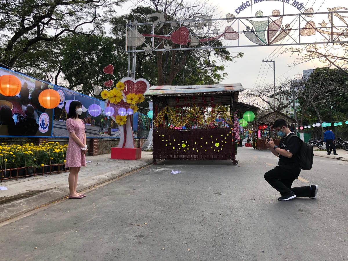 Đôi bạn trẻ đến chụp hình kỷ niệm ngày Xuân.