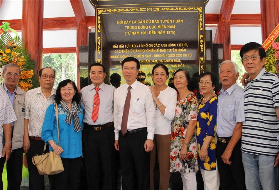 Ông Võ Văn Thưởng chụp ảnh lưu niệm cùng cán bộ Tuyên giáo qua các thời kỳ. (Ảnh Đình Trọng).