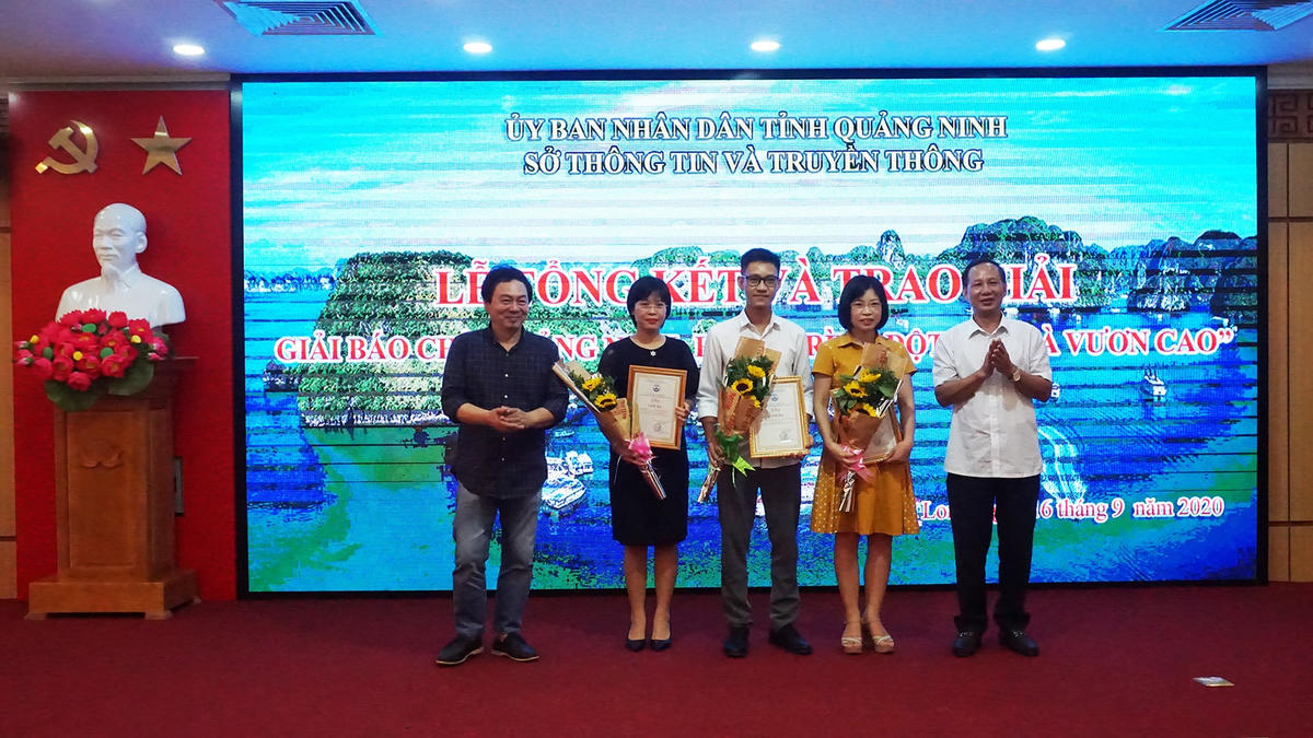 Ban Tổ chức trao giải Ba cho các tác giả đạt giải.