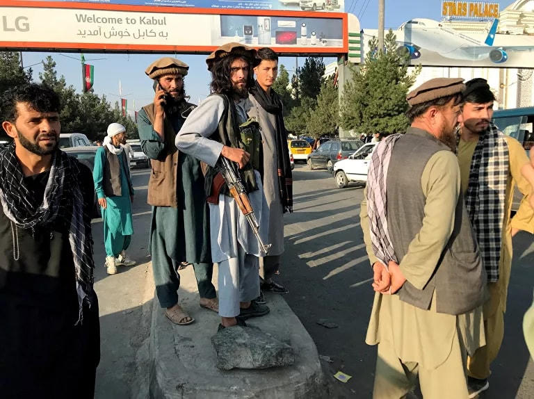 Thành viên của Taliban đứng bên ngoài sân bay quốc tế Hamid Karzai ở Kabul, Afghanistan, ngày 16/8/2021. Ảnh: Reuters.