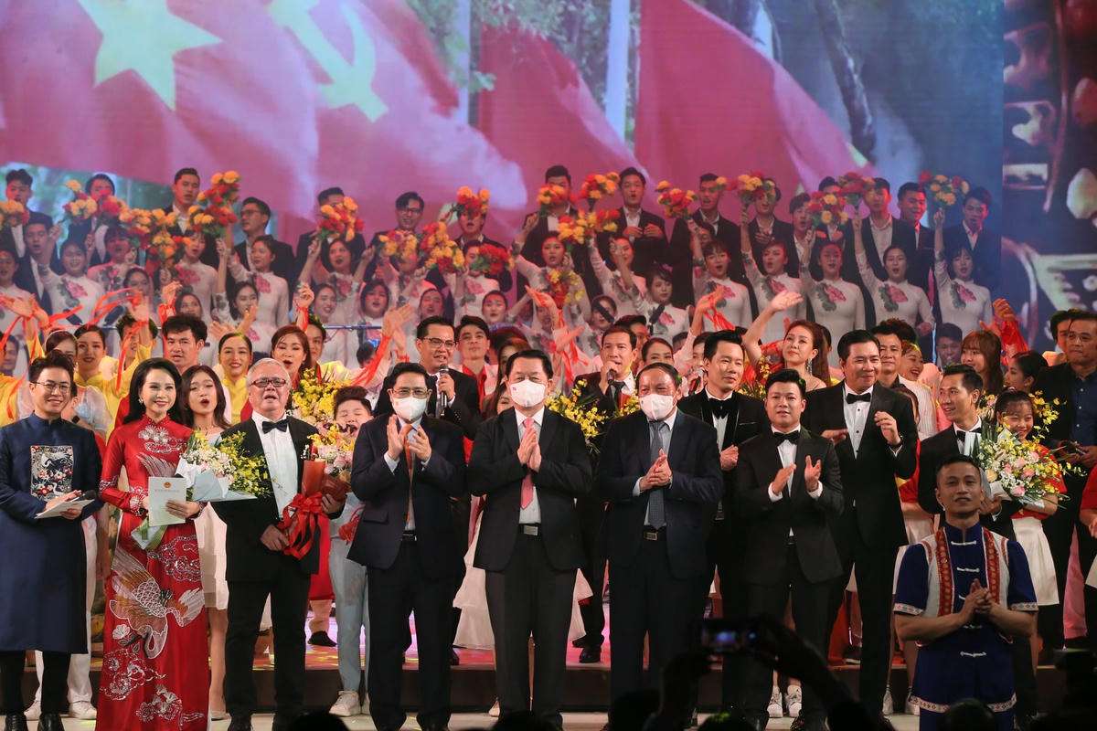 Thủ tướng Phạm Minh Chính cùng lãnh đạo Đảng và Nhà nước tặng hoa chúc mừng các nghệ sĩ tham gia chương trình. (Ảnh: Trần Huấn).