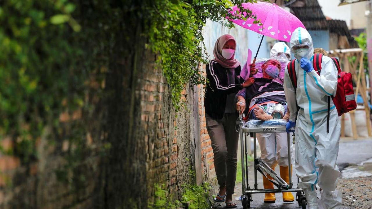 Covid-19 đang bùng phát tại Indonesia. Ảnh: Dnaindia.com.  