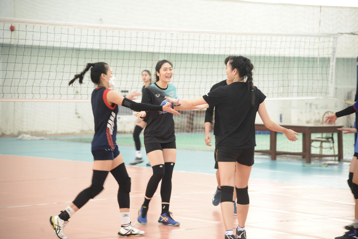 Đội tuyển bóng chuyền nữ cũng tập luyện trong một không khí rất quyết liệt và luôn hết mình trong từng hiệp đấu. HLV đội tuyển bóng chuyền nữ Thái Thanh Tùng cho biết: “Sau khi tập trung, đội tuyển ngay lập tức bước vào tập luyện nhưng dịch Covid-19 đã ảnh hưởng đến các thành viên. Hiện nay, đứng trước áp lực về thời gian, chúng tôi cũng đang cố gắng để rèn thể lực và củng cố gắn kết các thành viên trong đội”.
