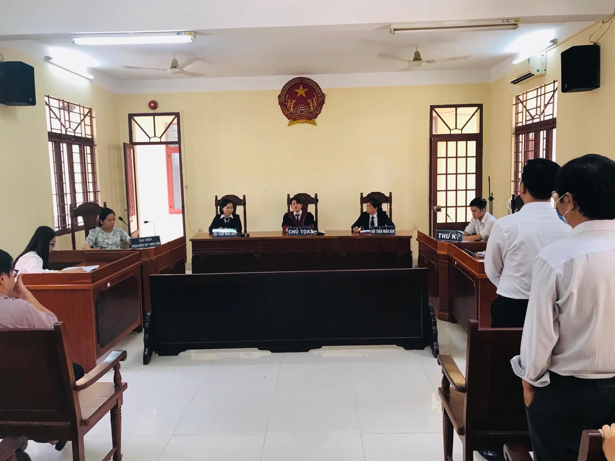 Phiên tòa xử thầy giáo "cho học sinh diễn cảnh nóng" kiện Trường THPT Võ Trường Toản, Quận 12, TP HCM.