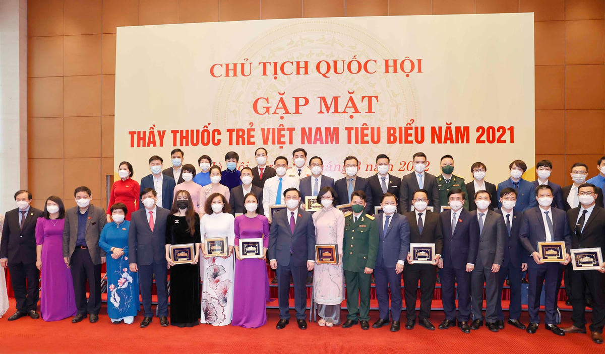 Các thầy thuốc trẻ chụp ảnh lưu niệm với lãnh đạo Quốc hội.