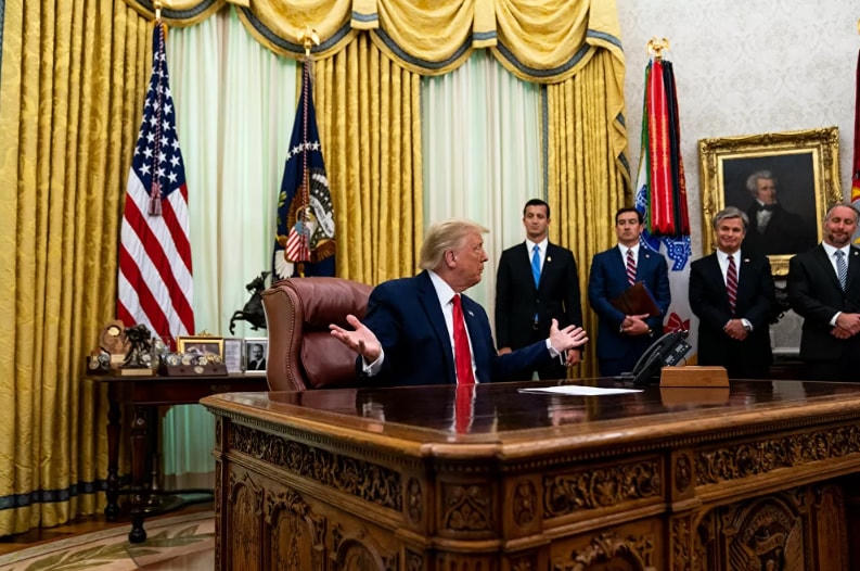 Tổng thống Donald Trump phát biểu trước các phóng viên tại Phòng Bầu dục của Nhà Trắng sau khi nhận được thông báo tóm tắt từ cơ quan thực thi pháp luật về "Giữ an toàn cho các cộng đồng Mỹ: Vụ hạ bệ các thủ lĩnh chủ chốt của nhóm tội phạm MS-13", ngày 15/7/2020 tại Washington DC.
