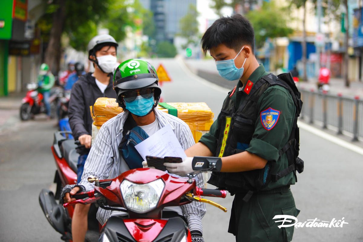 [ẢNH] Người dân vất vả khai báo ‘di biến động dân cư'