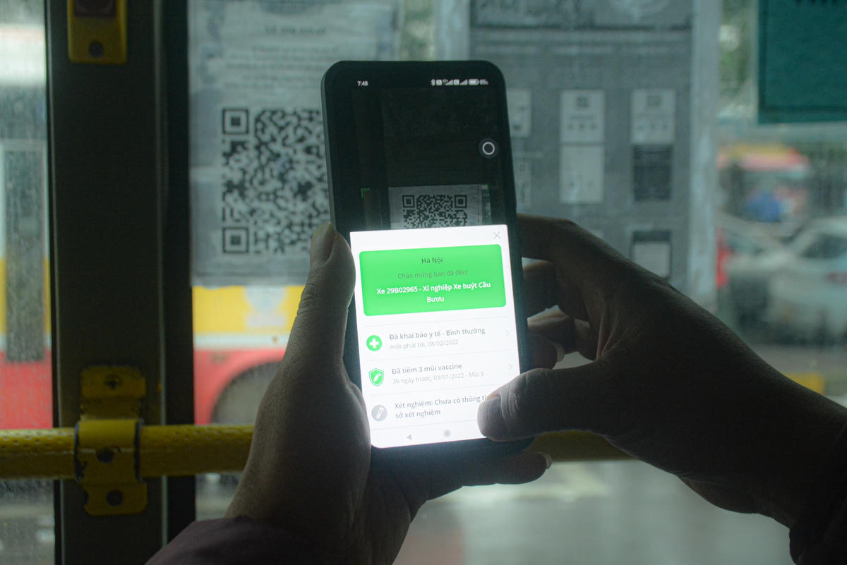 Hành khách lên xe đều được nhân viên, lái xe yêu cầu quét mã QR Code để đảm bảo công tác phòng, chống dịch.