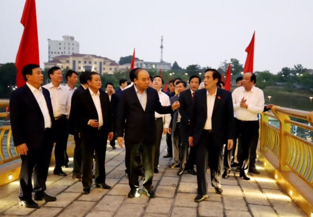 Thủ tướng Nguyễn Xuân Phúc cùng các đại biểu thăm quan Cầu đi bộ qua hồ Công viên Văn Lang, thành phố Việt Trì (Phú Thọ).