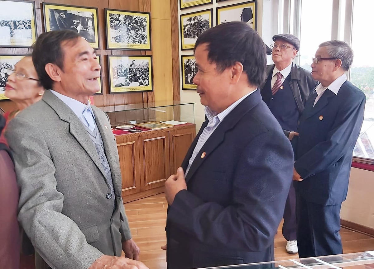 Những cán bộ Mặt trận đã nghỉ hưu vui mừng khi gặp lại nhau nơi trụ sở cũ.
