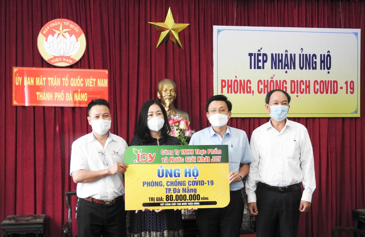 Công ty TNHH thực phẩm và nước giải khát JOY thông qua Báo Đà Nẵng, trao hiện vật 175 thùng nước yến sào trị giá 80 tỷ đồng cho Ủy ban MTTQ Việt Nam TP Đà Nẵng. Ảnh Thanh Tùng