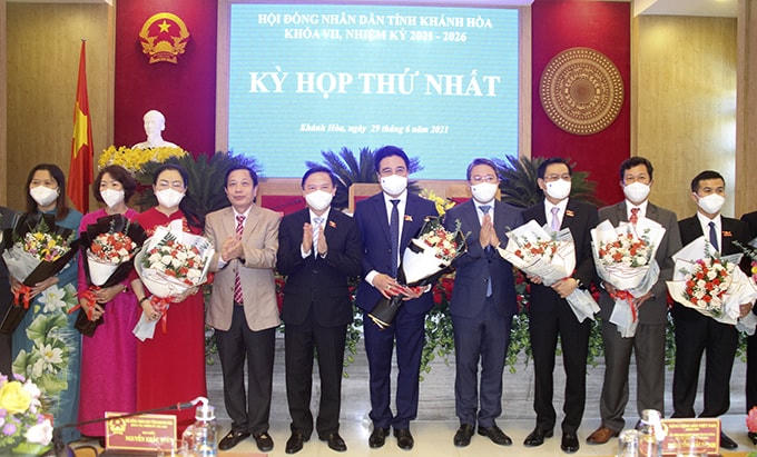 Phó Chủ tịch Quốc hội Nguyễn Khắc Định cùng Bí thư Tỉnh ủy  Nguyễn Hải Ninh và lãnh đạo tỉnh Khánh Hòa, tăng hoa chúc mừng ông Nguyễn Khắc Toàn và các vị trúng cử vào các chức danh chủ chốt của HDND tỉnh Khánh Hòa khóa VII 
