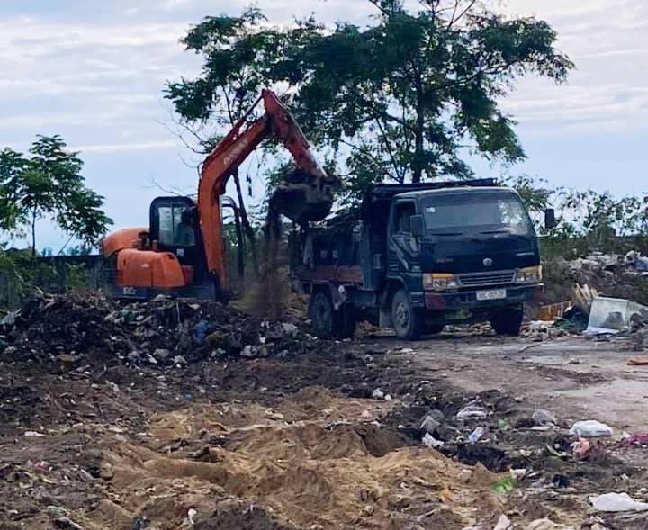 Ngay sau khi báo Đại Đoàn Kết phản ánh, xã Phù Lưu thuê máy, nhân lực để xử lý bãi rác.