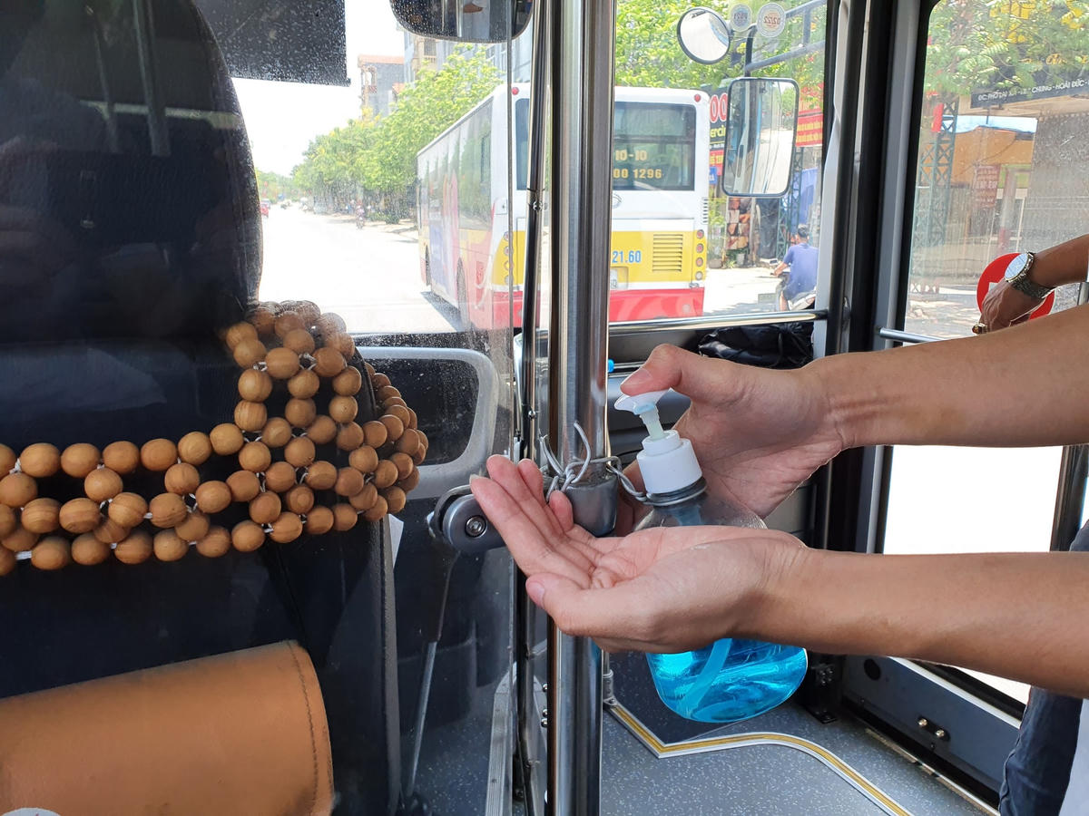 Ngoài ra, dung dịch sát khuẩn tay cũng luôn được chuẩn bị sẵn cho người dân mỗi khi lên xe.  