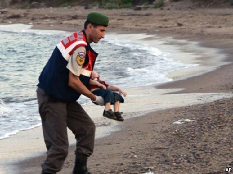 Cảnh sát bế thi thể bé Aylan Kurdi, 3 tuổi, trên bờ biển Bodrum, Thổ Nhĩ Kỳ.