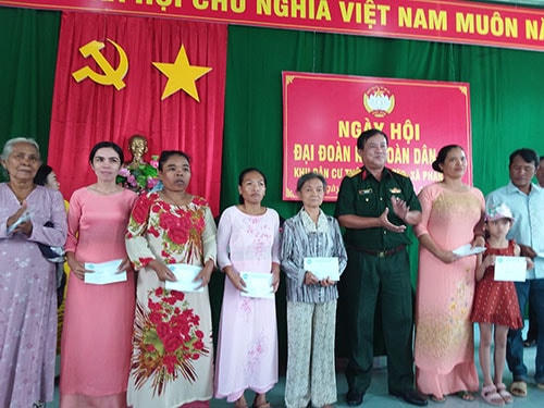 Đại tá Ngô Minh Lực, Chính ủy Bộ Chỉ huy Quân sự tỉnh Bình Thuận trao quà cho các gia đình có hoàn cảnh khó khăn tại thôn Bình Đức.