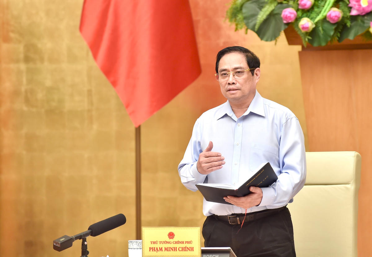 Thủ tướng Phạm Minh Chính nêu rõ 6 mục tiêu quan trọng trong thời gian tới và chỉ đạo các giải pháp mạnh mẽ, quyết liệt, hiệu quả hơn để nhanh chóng, kịp thời ngăn chặn, kiềm chế, đẩy lùi dịch bệnh trước tình hình dịch bệnh có những diễn biến phức tạp hơn. Ảnh: VGP/Nhật Bắc.