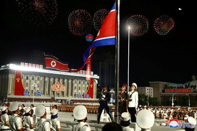 Truyền hình nhà nước Triều Tiên cũng ghi lại sự xuất hiện của 4 tên lửa đạn đạo liên lục địa (ICBM) được chuyên chở trên các xe vận chuyển 11 trục (22 bánh). Các tên lửa này có kích thước hơn bất kỳ mẫu tên lửa đạn đạo liên lục địa nào mà Bình Nhưỡng từng phô diễn trước đó. 
