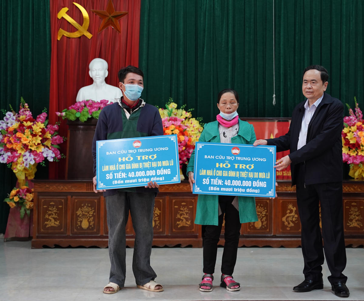 Chủ tịch Trần Thanh Mẫn trao tiền hỗ trợ xây nhà Đại đoàn kết trị giá 40 triệu đồng cho các hộ gia đình bị sập hoàn toàn do lũ.